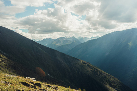 阿尔泰山山顶图片