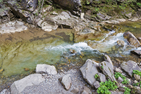 乌克兰西部喀尔巴阡山山区河 Prutet 景观