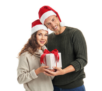可爱的年轻夫妇的肖像与圣诞礼物在白色背景