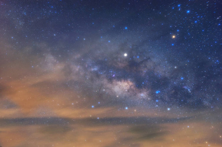 银河银河与恒星和空间尘埃在宇宙中, 长时间曝光