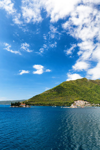 在黑山 Kotor 湾附近岛屿上, 我们的岩石夫人和斯维第 Dordje 教堂的夏日美景