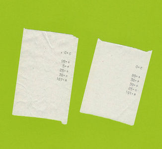 两张在浅绿色背景下隔离的账单或收据