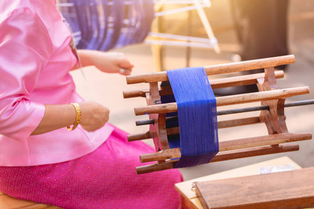纺真丝亚洲大师手工工艺制作真丝织物纺纱卷取机照片