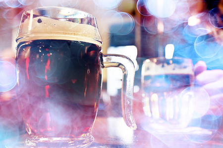 在酒吧内的一杯深色啤酒, 在捷克共和国餐厅供应的桌上有泡沫的啤酒一品脱