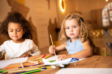 多文化儿童在幼儿园用铅笔画画图片