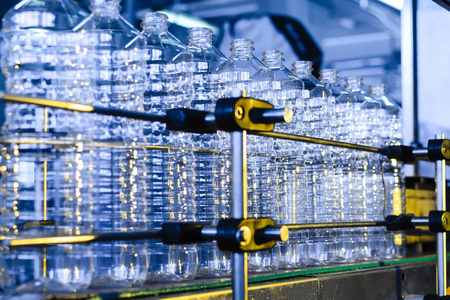 工业生产塑料 pet 瓶.生产聚乙烯瓶的工厂生产线.透明食品包装照片