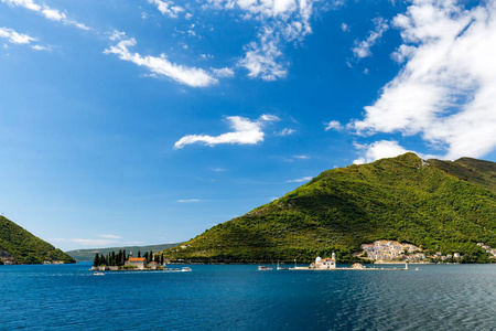我们的岩石夫人和斯维第 Dordje 教堂在邻近岛屿的 Kotor 湾, 黑山