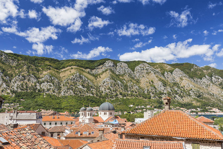 Kotor, 黑山的建筑物和附近山脉的顶部景观