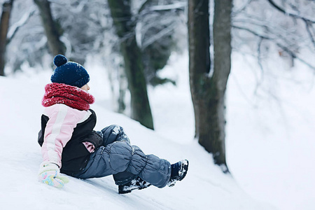 快乐童年的概念.保暖运动服羽绒服照片