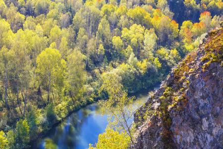 秋天的风景。从岩石的西伯利亚河景  伯德，