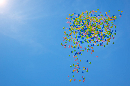 colorfull baloons 的图片在 scky 与云彩和太阳