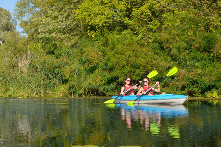 家庭皮划艇, 母女在独木舟上划船游览有乐趣, 有活动的秋季周末和儿童假期, 健身理念