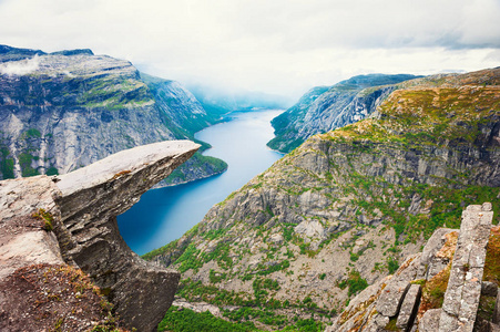 Trolltunga 著名地标在挪威。峡湾湖景, 夏季景观