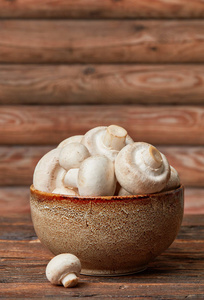 在一个碗里的新鲜蘑菇
