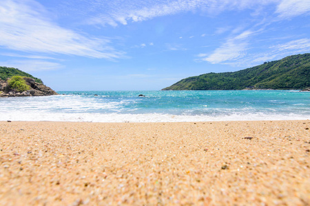 美丽的波浪在海滩, 清澈的水, 白色的沙子在您的假日在安达曼海普吉岛泰国