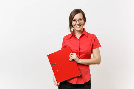 年轻成功的女教师肖像红色衬衫, 眼镜持有文件夹与纸工作文件隔离在白色背景。中学大学教育理念中的教学