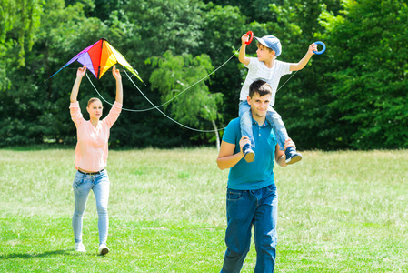 家庭在公园里放风筝
