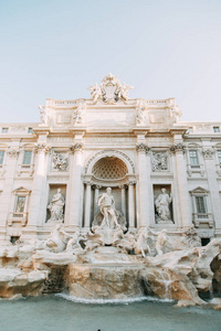罗马的许愿喷泉, 美丽的景色。古老的建筑和雕塑。街道上的艺术, 欧洲最美丽的喷泉。光明的奇迹