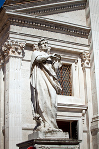 San Crescentino 在乌尔比诺的雕像