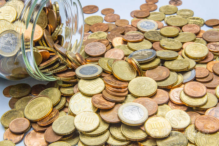 许多欧洲硬币在玻璃上白色省钱改变收集硬币