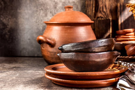 从智利 Pomaire 的锅, 碗和盘子的粘土乡村厨具