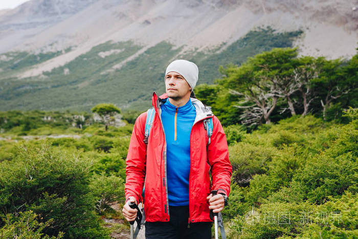 在巴塔哥尼亚徒步旅行探险旅行者在跋涉到罗伊山阿根廷