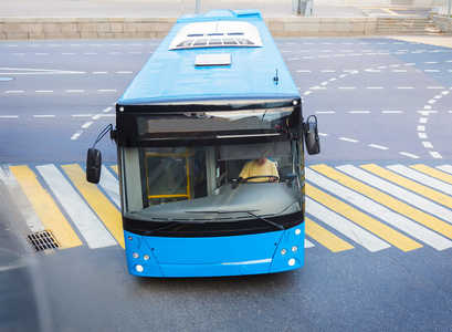 城市交叉路口的公交车照片