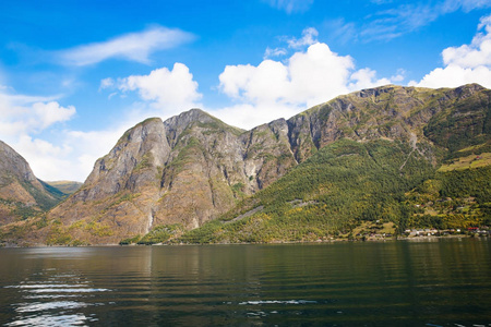 风景与 Naeroyfjord 和高山在挪威