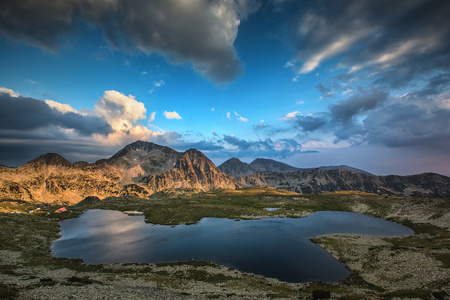 卡梅尼察峰和 Tevno 湖，皮林山的全景视图