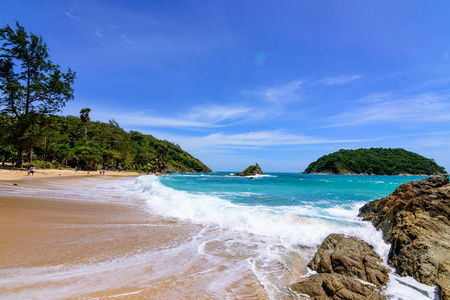 美丽的波浪在海滩, 清澈的水, 白色的沙子在您的假日在安达曼海普吉岛泰国