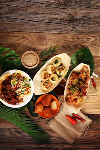 各种街头食品与聚苯胺布, 鸡翅和 coxinha 在乡村背景。巴厘岛 campur 和印度 brasilian 街食品