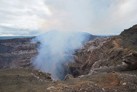 火山口的边界