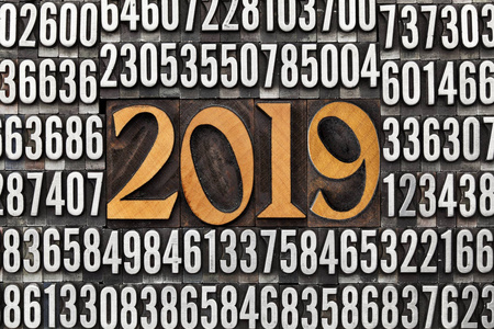 2019数字在老式木凸版 priniting 块包围的随机金属数, 新年概念