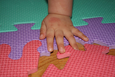 小婴儿手玩玩具地毯