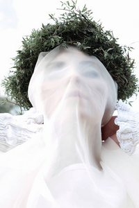 鬼新娘奇怪的女孩隐藏的白色面纱走在田野上.新娘的鬼魂照片