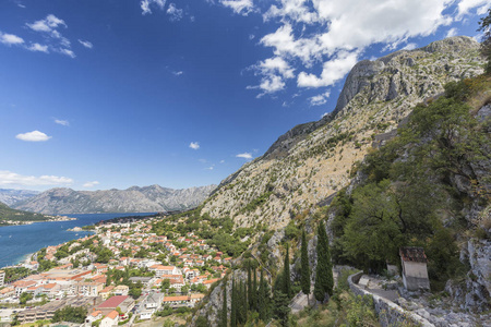 黑山 Kotor 老城上空的戏剧性山峰和小径