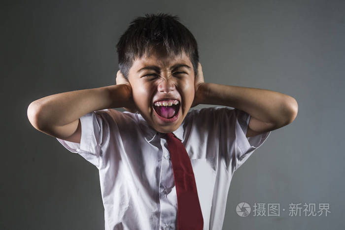 戏剧性的肖像年轻绝望和虐待小学生尖叫和哭泣的受害