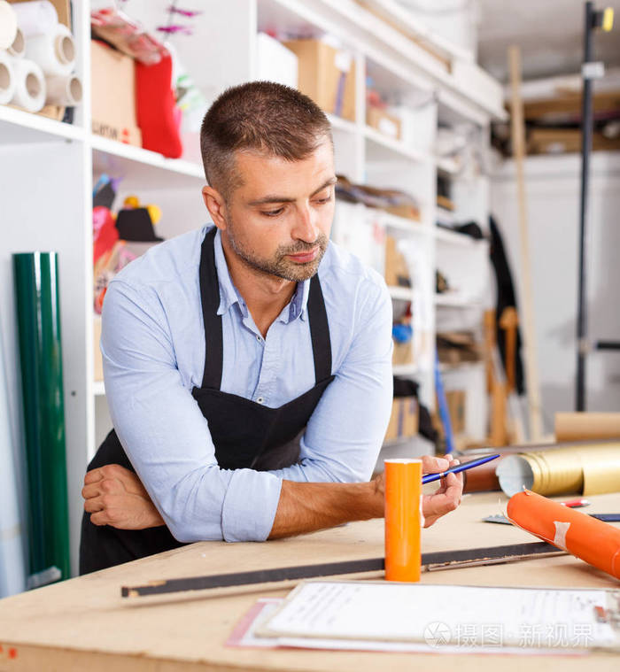 印刷制造中的印刷商与纸质印刷工人