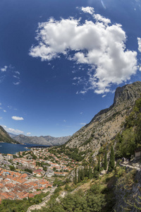 黑山 Kotor 城墙上的云层和山脉