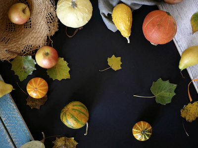 季节性秋季作文来自各种南瓜梨苹果黄叶和草帽, 为家庭假期准备, Helloween, 深色背景, 顶部景观