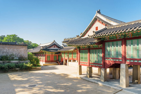 在韩国首尔的蓝天背景下, 昌德宫宫殿的风景缤纷的建筑。传统的韩国宫殿建筑。昌德宫宫是亚洲受欢迎的旅游胜地。