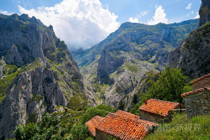 在欧洲的阿斯图里亚斯山峰上的bulnes peak urriellu橙子