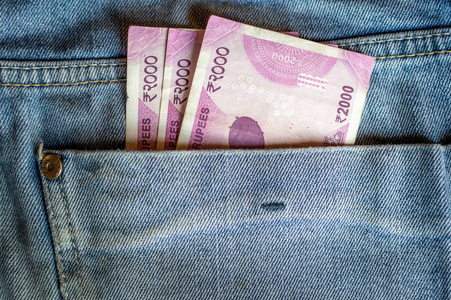 印度货币 Rs 2000 注意在牛仔的口袋里