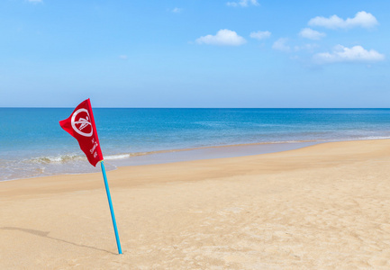 警告红旗没有游泳签署在沙滩