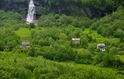 Sognefjord 峡湾通过著名的火焰镇著名的风景和它的旅游火车