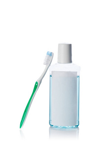 牙科工具和牙刷在白色背景下隔离