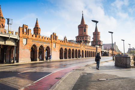 在柏林，德国的 oberbaum 桥