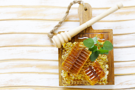 天然有机蜂蜜，蜂窝木制的桌子上