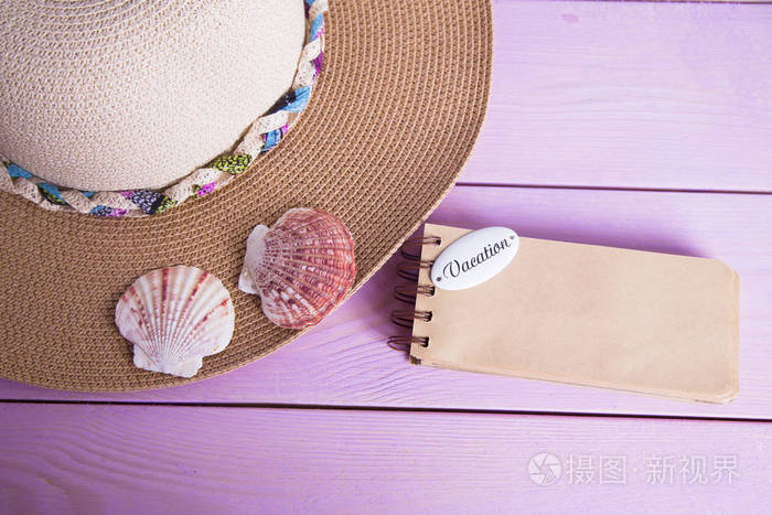 准备度假, 旅行或旅行。旅游规划。白色木质背景的 Strow 帽子。Instagram 顶部视图