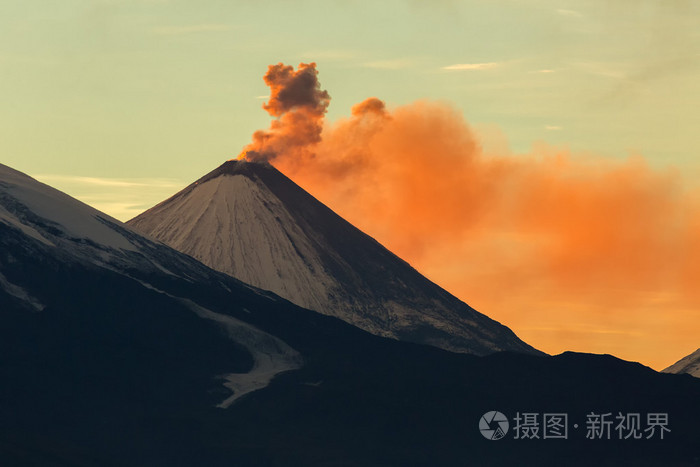 排放灰从火山 Klyuchevskoy 黎明的太阳光
